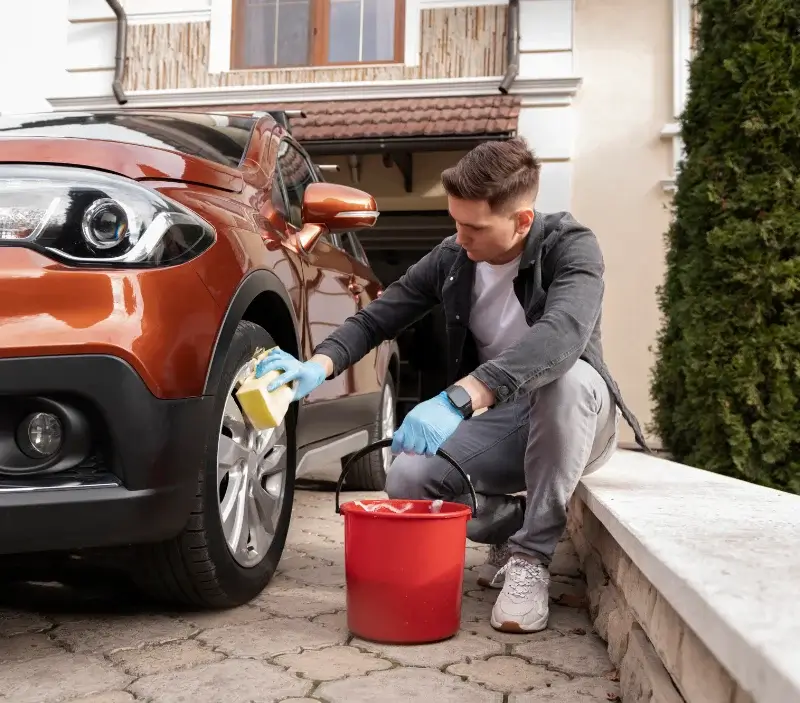 Lavage auto à domicile Saint-Médard-d'Aunis : professionnel intervenant sur un véhicule